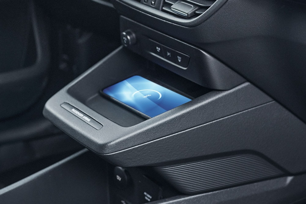 ford e_transit_courier eu Column_Card_E_Transit_Courier_Interior_03 1000x667 1000x667 detail on center charging pad
